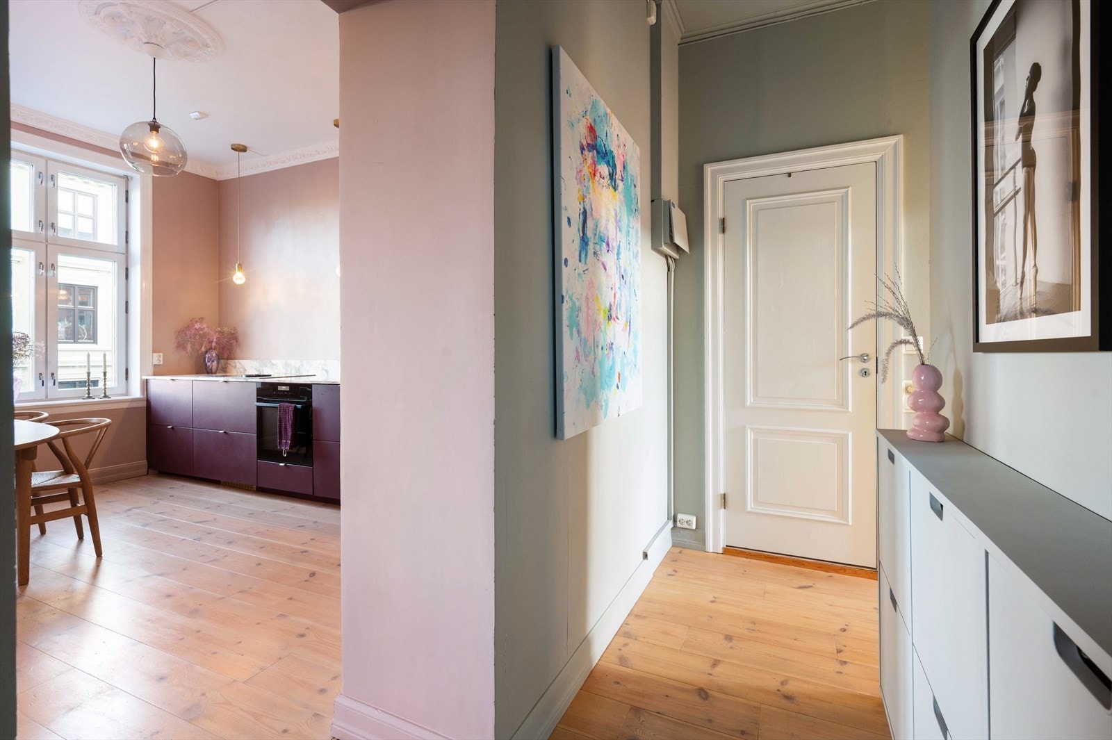 Den stilfulle entreen er malt i en lekker farge fra Pure & Original, som gir et varmt og elegant førsteinntrykk. Galleribilde