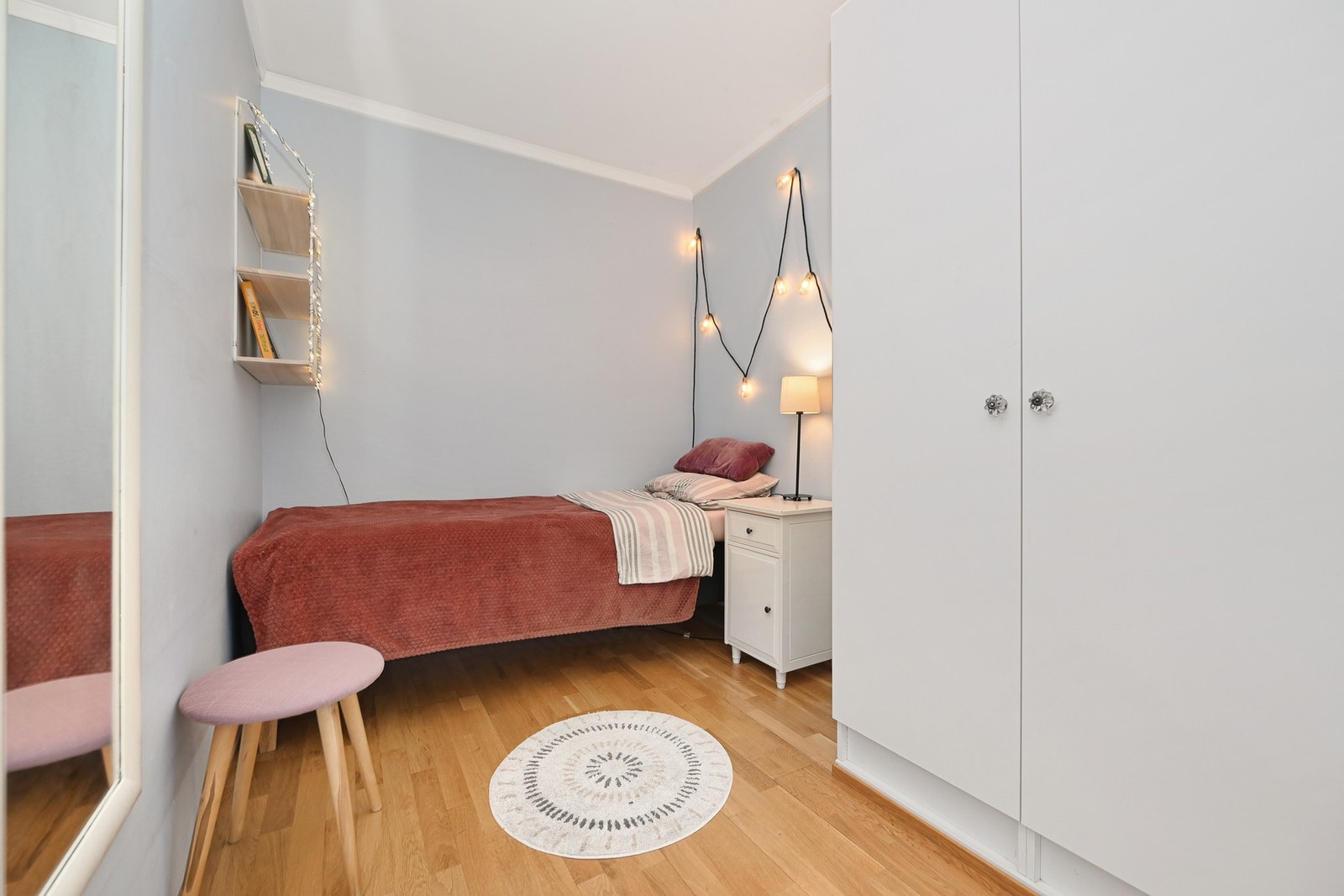 I dag består leiligheten med ekstra sovealkove/kontor, da et av soverommene er delt i to. Galleribilde