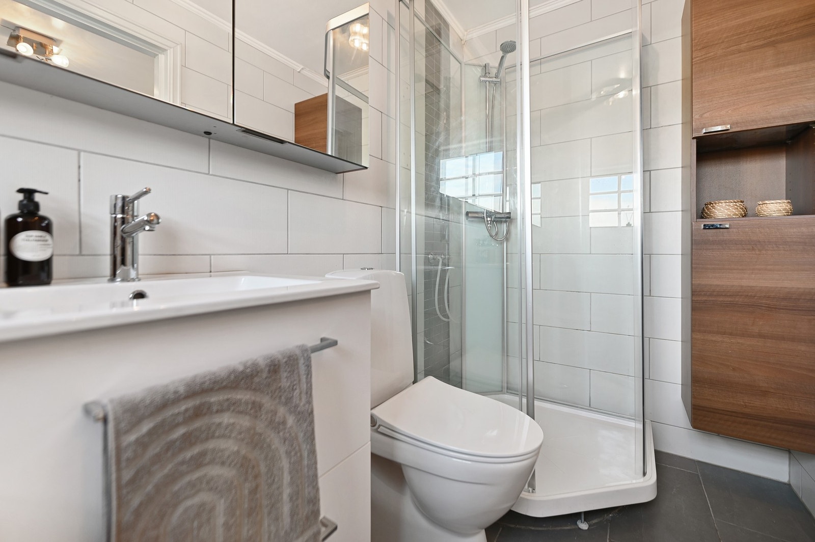 Boligen har et praktisk bad/vaskerom fra antatt 2013. Innredningene er holdt i lyse og tidsriktige løsninger, gulvet er belagt med fliser og gulvvarme som gir behagelig, barfotvennlig varme. Galleribilde