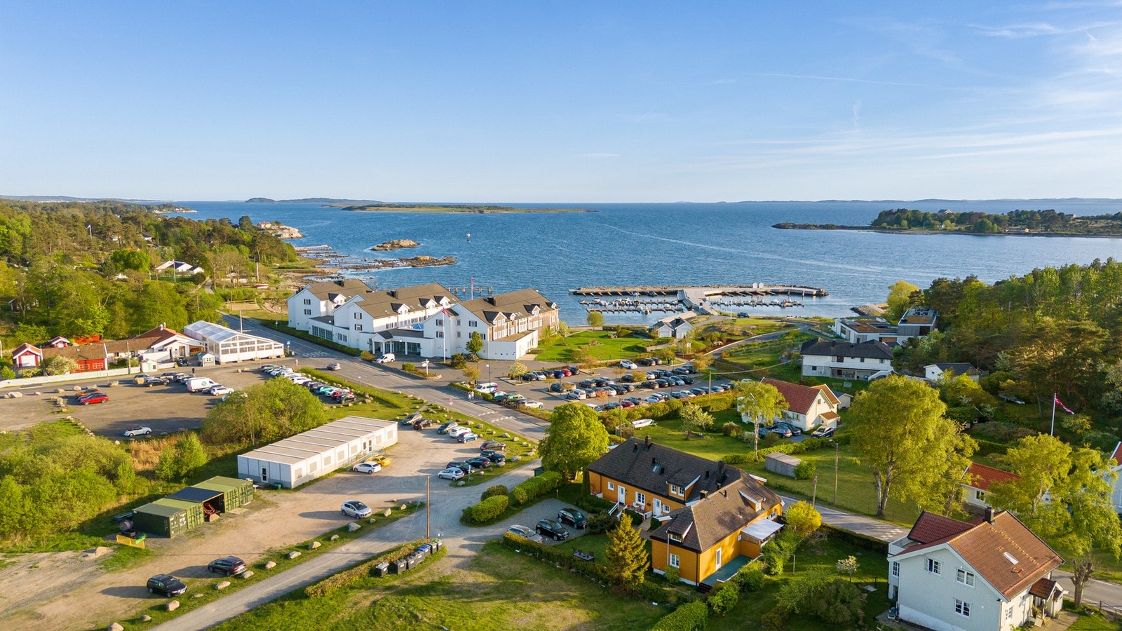 Det er lett å forstå at dette fantastiske stedet allerede på slutten av 1800-tallet begynte å tiltrekke seg ferierende sommergjester, med sin flotte solfylte beliggenhet og sine idylliske omgivelser med langstrakte sandstrender. Galleribilde