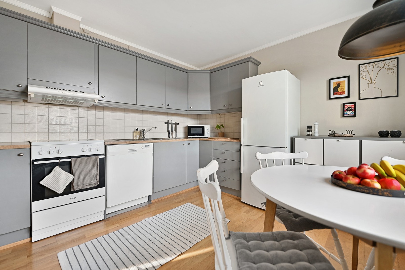 Her har du et arbeidsvennlig kjøkken med gode løsninger og fin plassutnyttelse for deg som er glad i å lage mat. Galleribilde