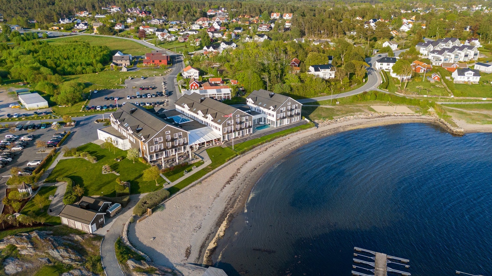 Rett over veien finner man Støtvig hotel, moderne hotell i vakre omgivelser, og et naturlig samlingspunkt for både tilreisende og for Larkollens innbyggere. Galleribilde