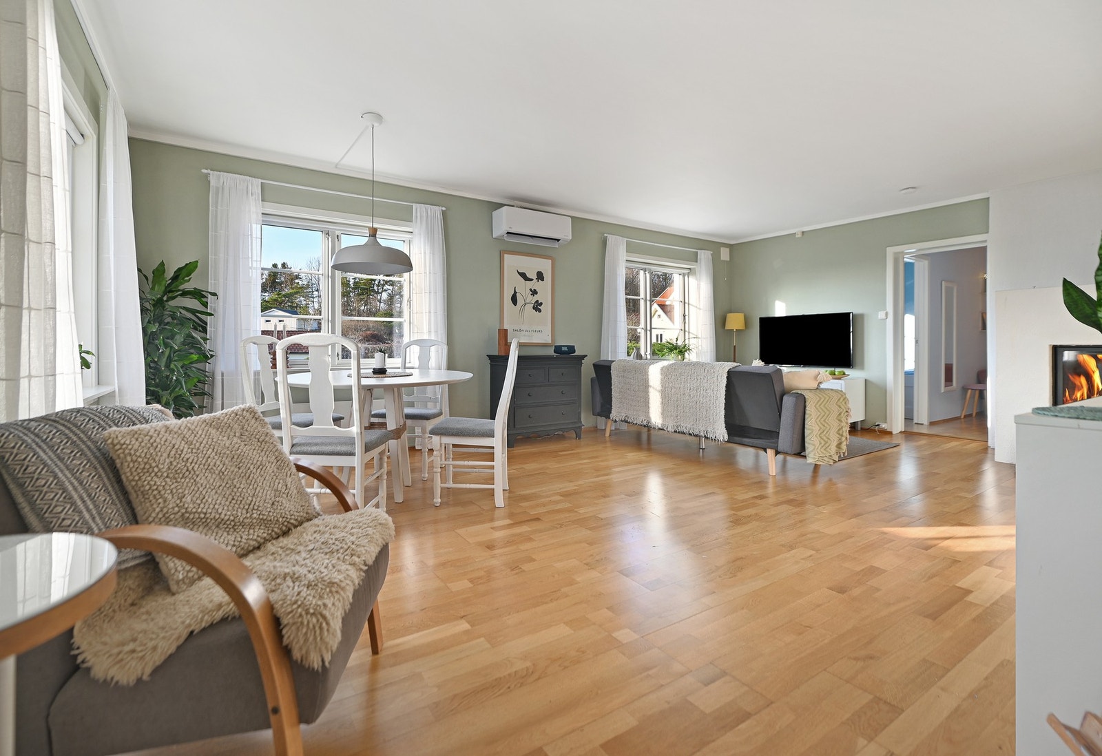 Det er varmepumpe fra desember 2024 i stuen. Galleribilde