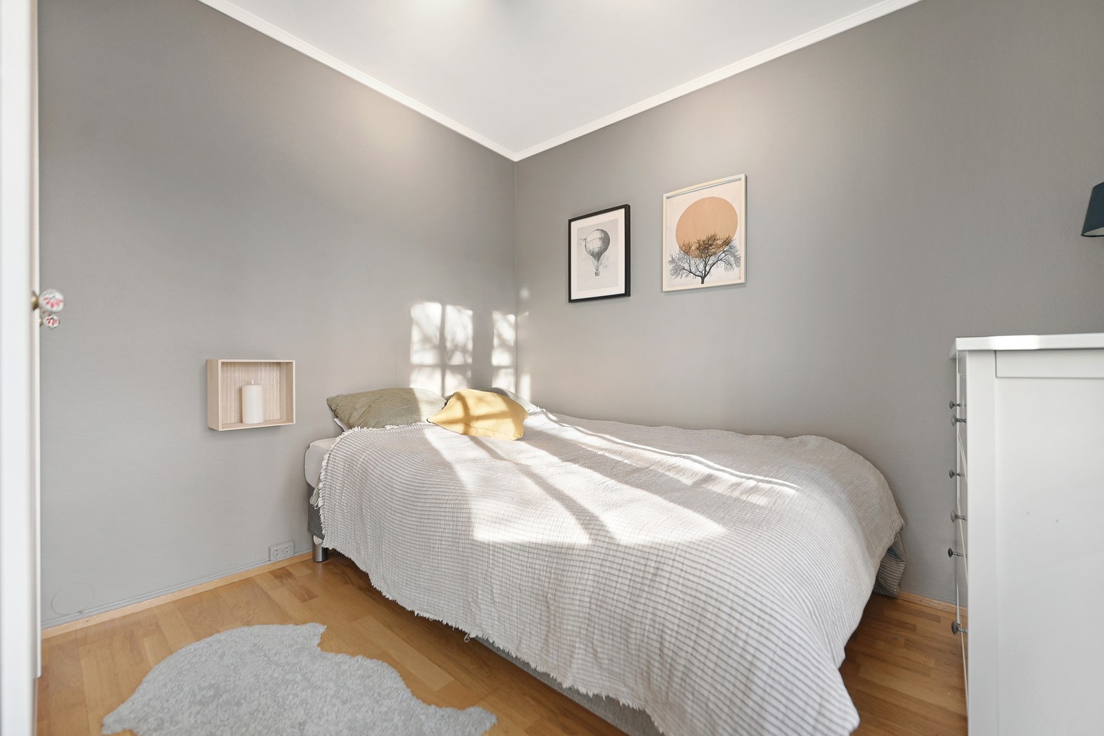 Hovedsoverommet har god plass til dobbeltseng og med god plass til det du trenger av klær, vesker og sko i garderobeskap. Galleribilde