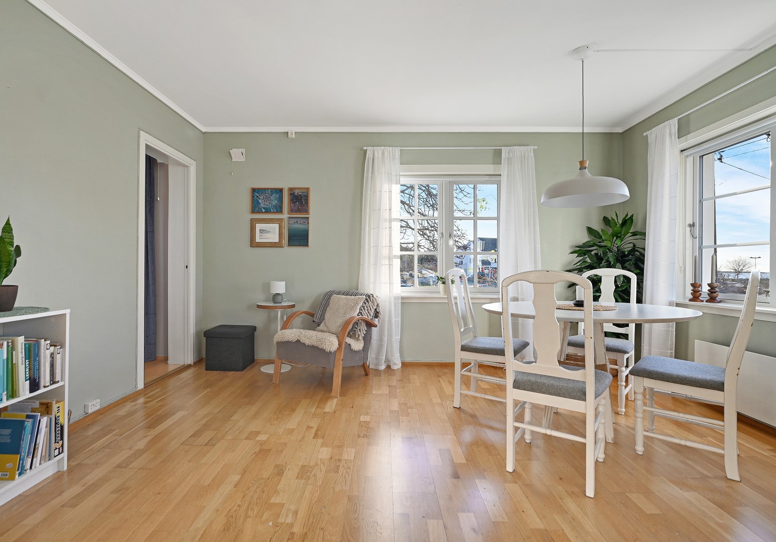 Det er flere møbleringsmuligheter i stuen med plass til både tv-møblement og et spisebord. Galleribilde