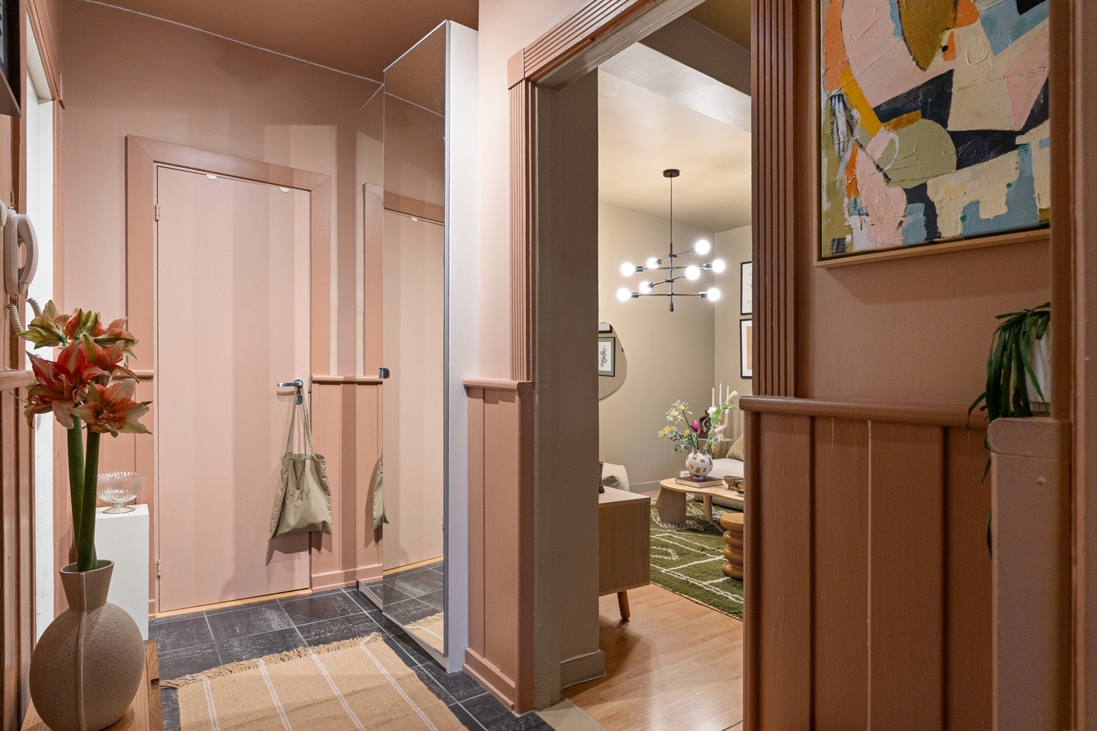 Velkommen inn! Stor og praktisk gang med flislagt gulv og god plass til oppbevaring. Entréen er et flott knutepunkt mellom innvendig bod, bad, soverom og stue/kjøkken. Galleribilde