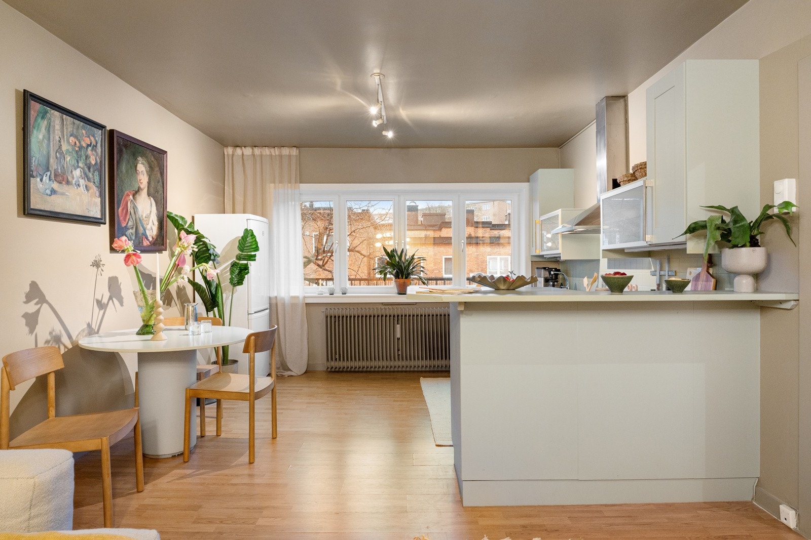 De store vindusflatene fra 2021 gir rikelig med dagslys og bidrar til en luftig atmosfære. Galleribilde