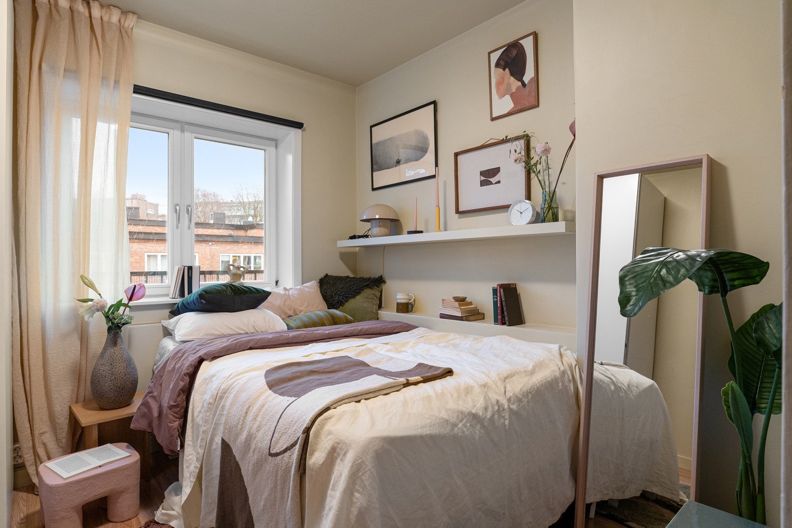 De store vindusflatene slipper inn et behagelig, naturlig lys og bidrar til en harmonisk atmosfære. Galleribilde