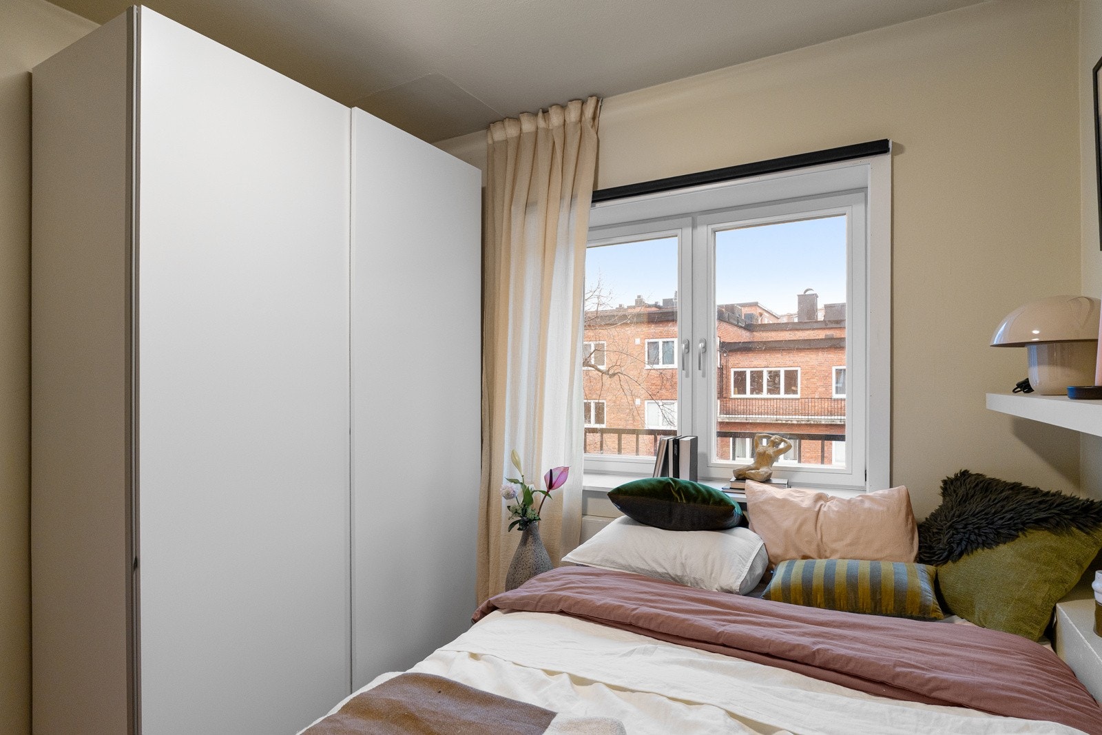 Soverommet har et nøytralt uttrykk som enkelt kan tilpasses ønsket stil. Galleribilde