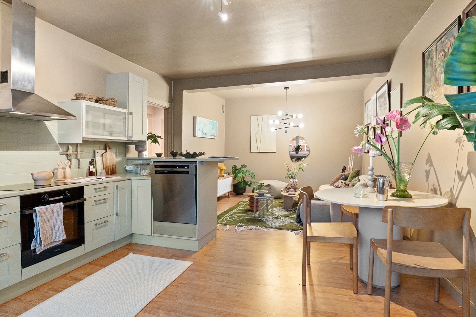 Lys, innbydende og sosial løsning med god takhøyde på ca. 2,63 meter. Galleribilde