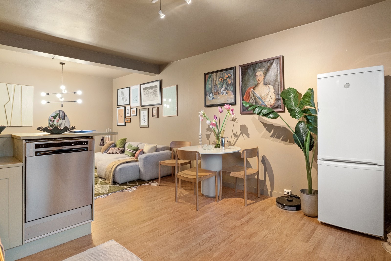 Malte flater i lyse toner gjør stuen enkel å innrede etter personlig stil - her er det god plass til både sofagruppe og spisebord. Galleribilde