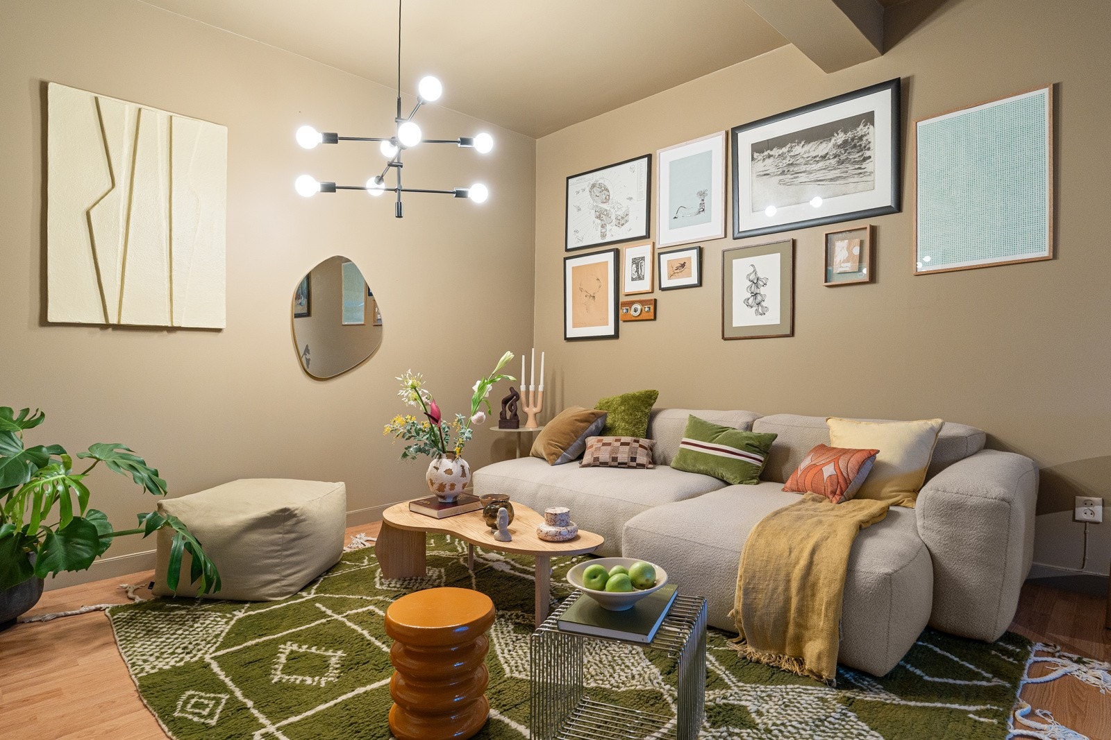 God plass til stor sofagruppe med naturlig avstand til tv-vegg. Galleribilde