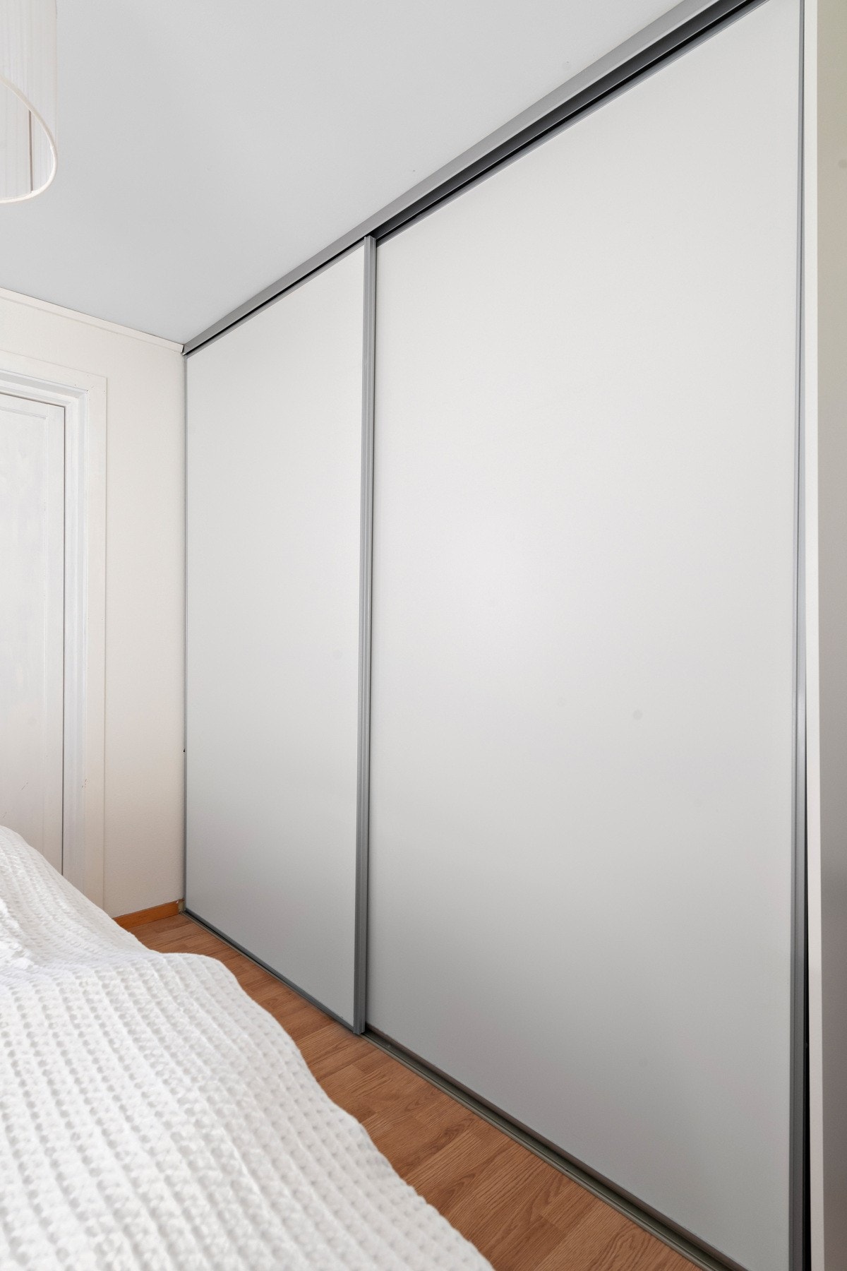 Soverommet har skyvedørsgarderobe Galleribilde