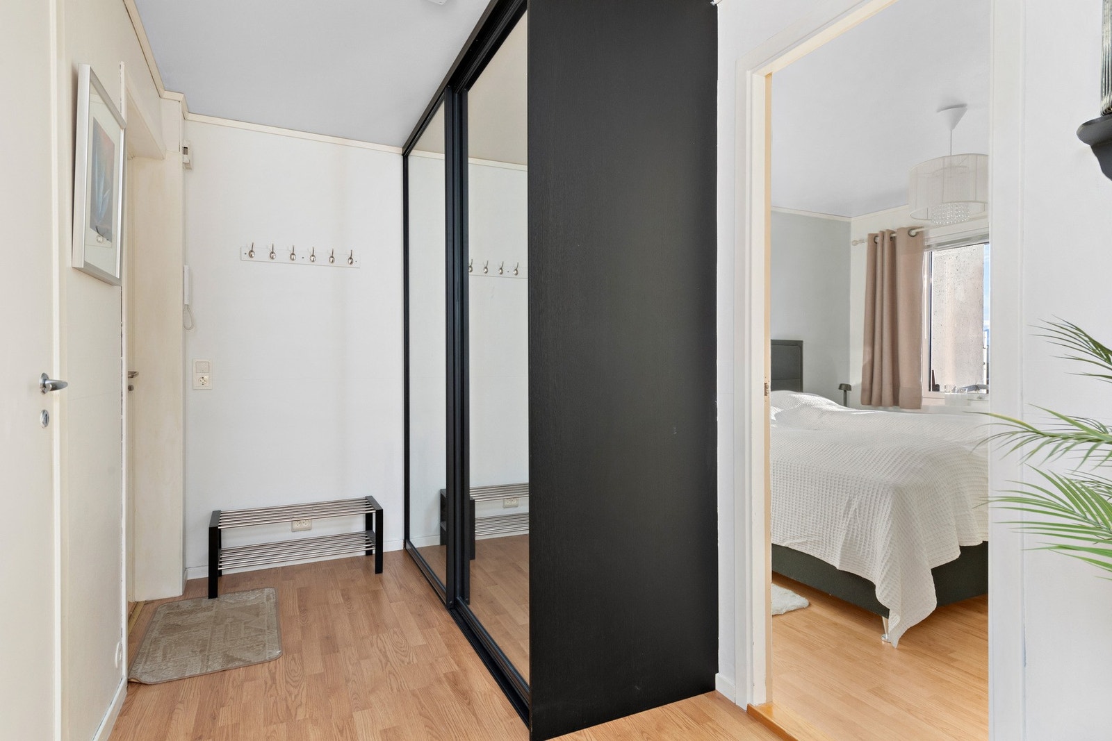 Entré/hall med skyvedørsgarderobe Galleribilde