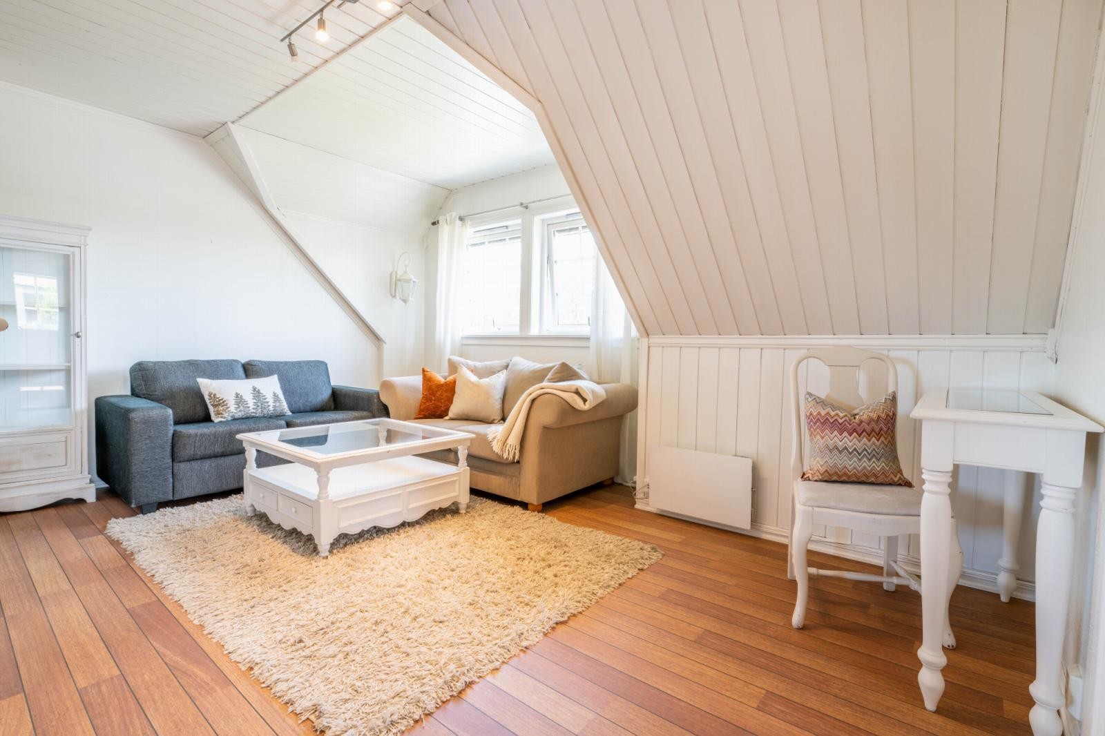 Loftstue med inngang til to soverom Galleribilde