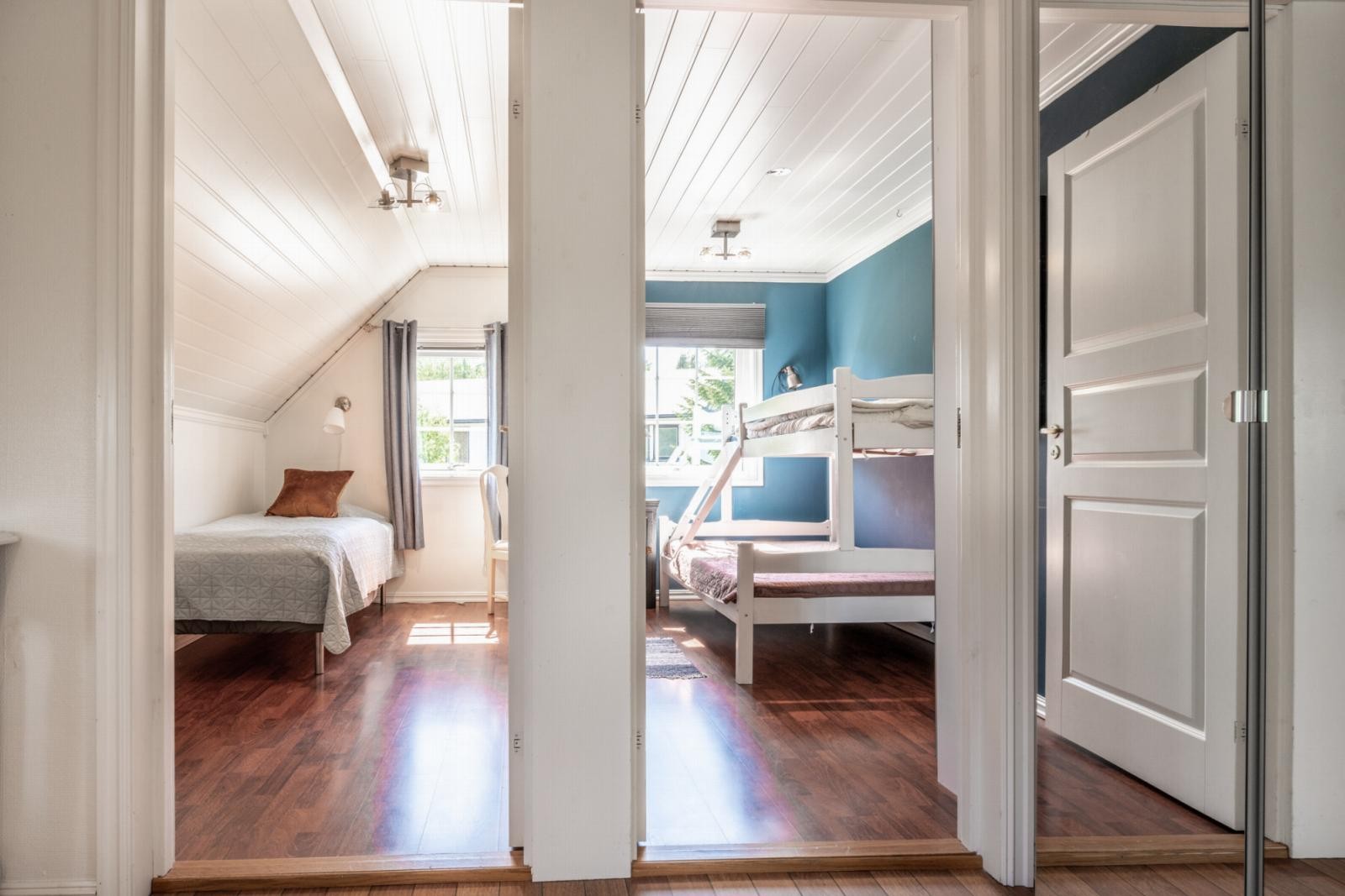 To soverom med inngang fra loftstue Galleribilde