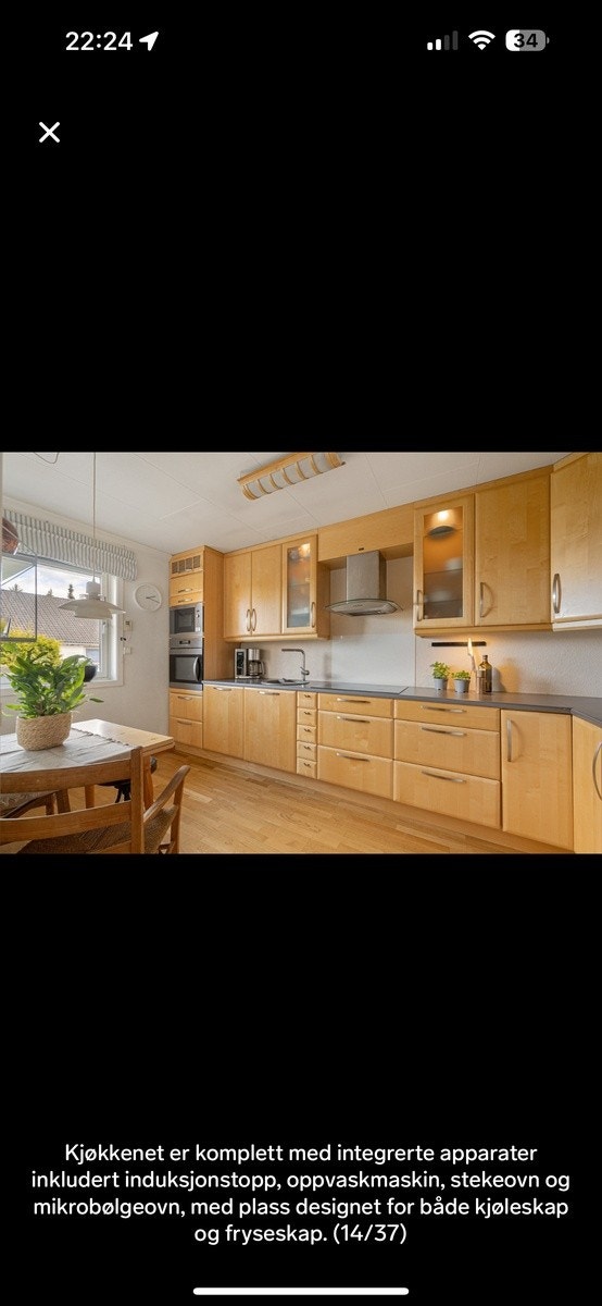 Pent kjøkken med integrerte hvitevarer Galleribilde