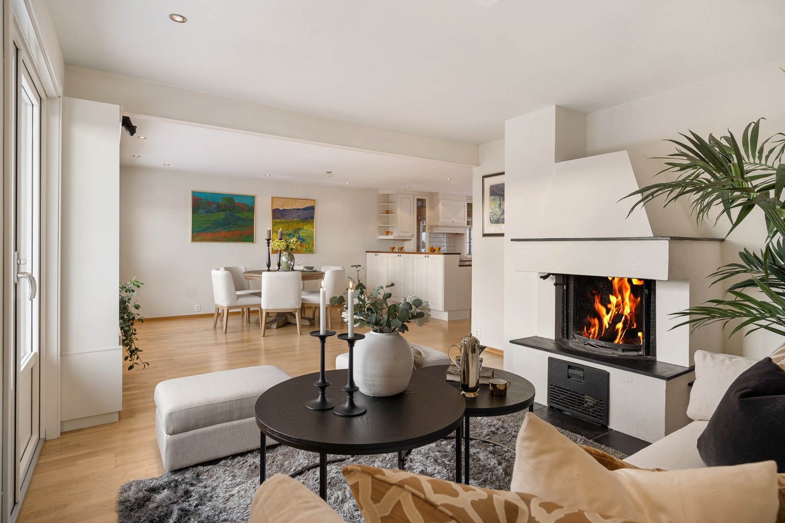 Stuen har peis og utgang til terrasse/hagen Galleribilde