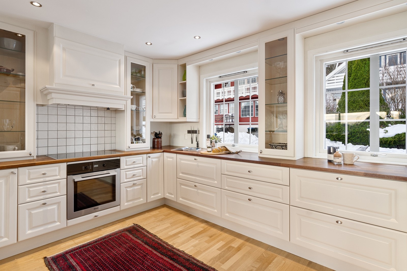 Smakfull og klassisk kjøkkeninnredning Galleribilde