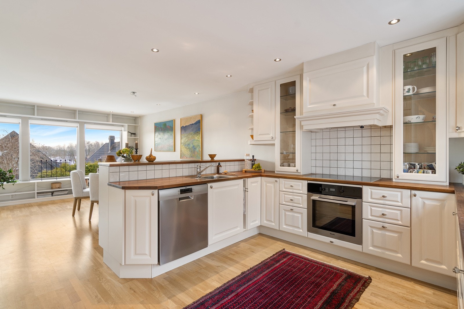 Svært praktisk, funksjonelt og arbeidsvennlig kjøkken Galleribilde