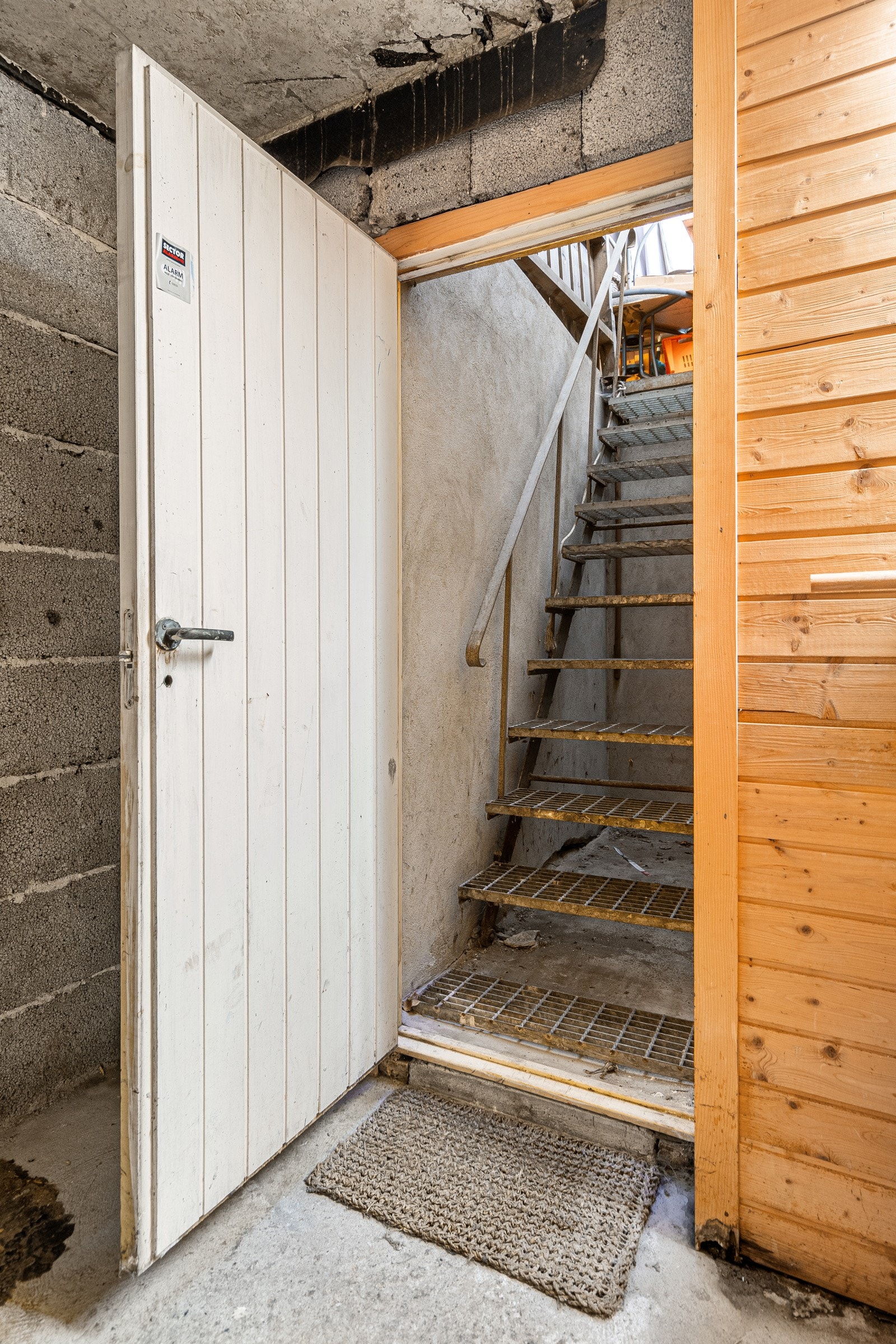 Utgang opp til garasjen fra kjelleren Galleribilde