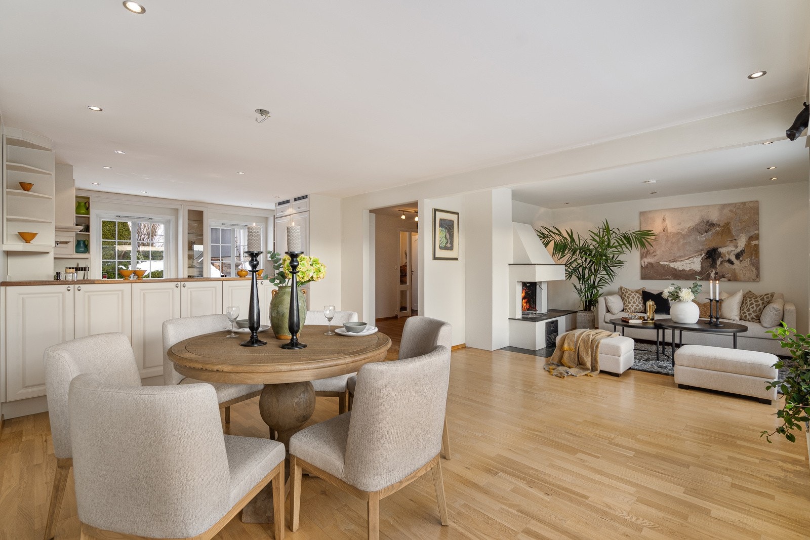 Spisestue i stuen og i tilknytning til kjøkkenet Galleribilde