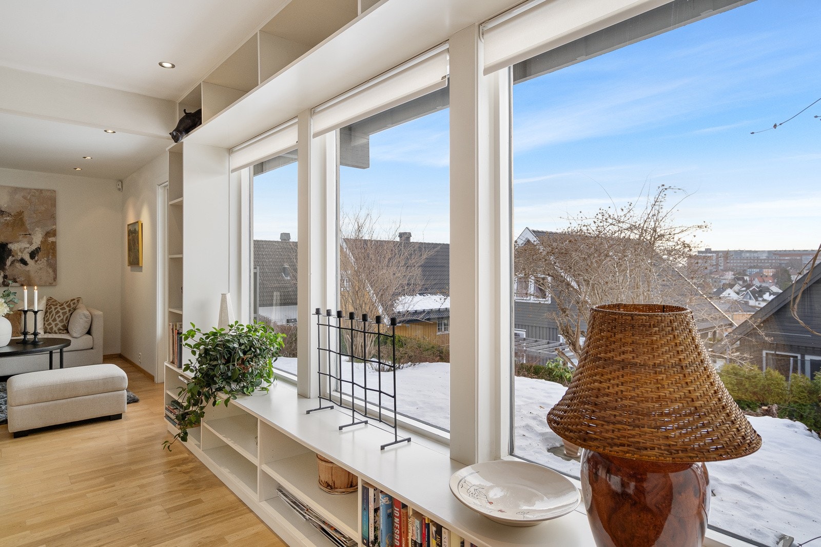 Store og fine vindusflater som bidrar til at det slippes inn rikelig med herlig dagslys Galleribilde