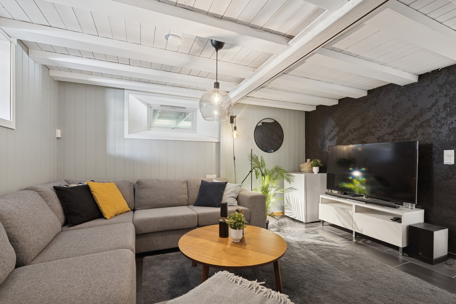 Tv-stue i kjeller. Rommet er ikke godkjen for varig opphold. Galleribilde