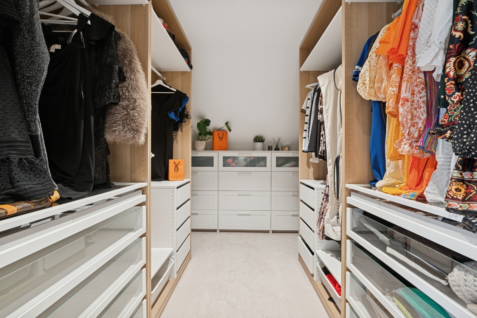 Romslig walk-in-closet med god plass til oppbevaring. Galleribilde