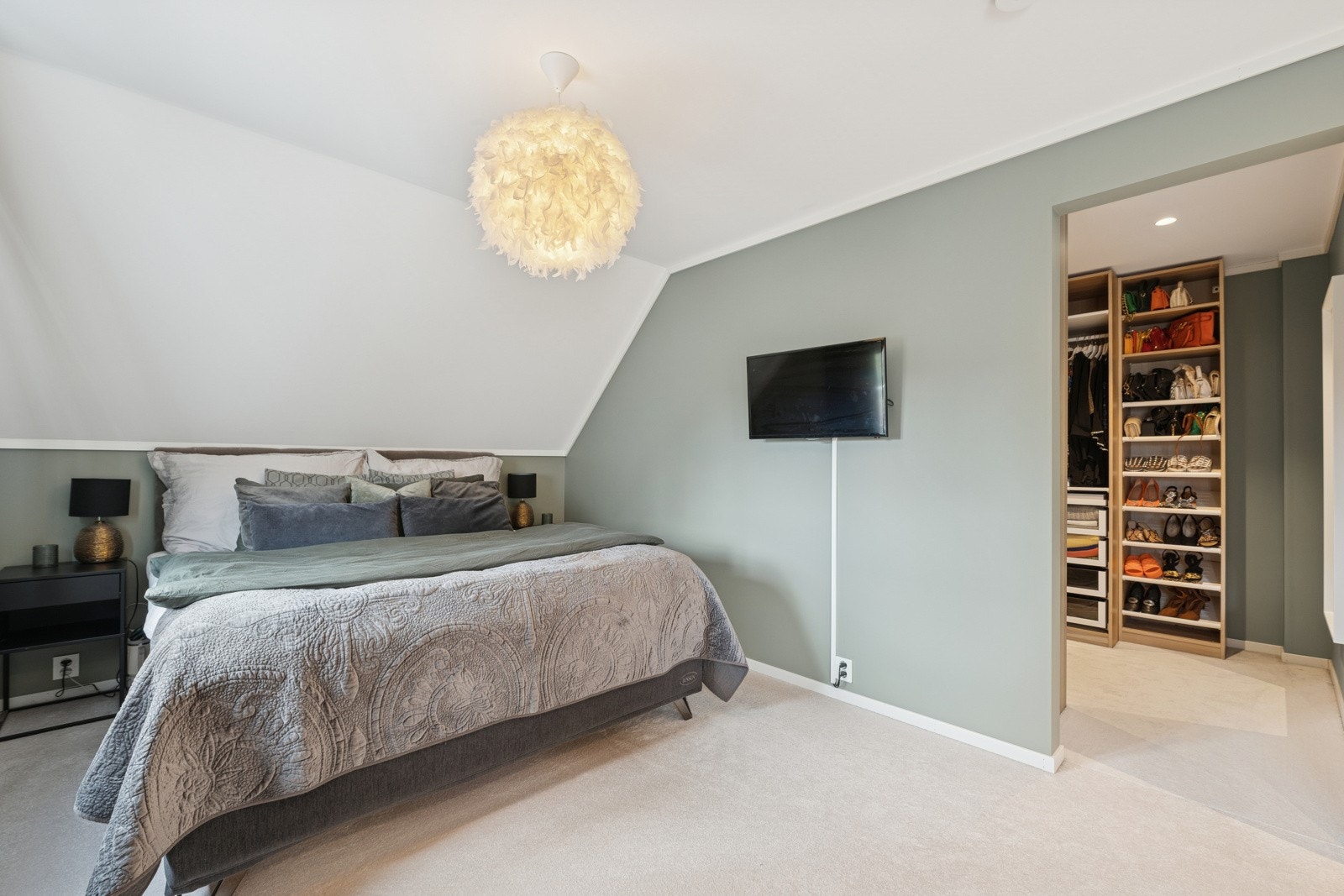 Walk-in-closet med direkte adkomst fra soverommet. Galleribilde