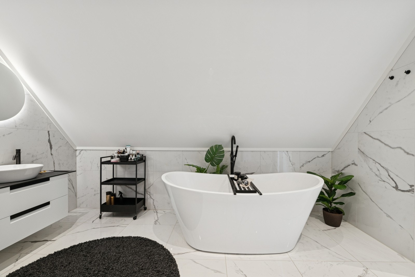 Stort frittstående badekar på badet. Galleribilde