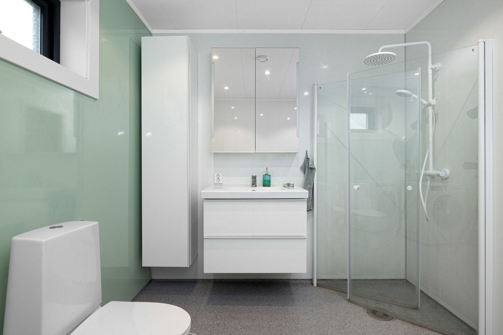 Tidsriktig bad med dusjhjørne i glass. Galleribilde