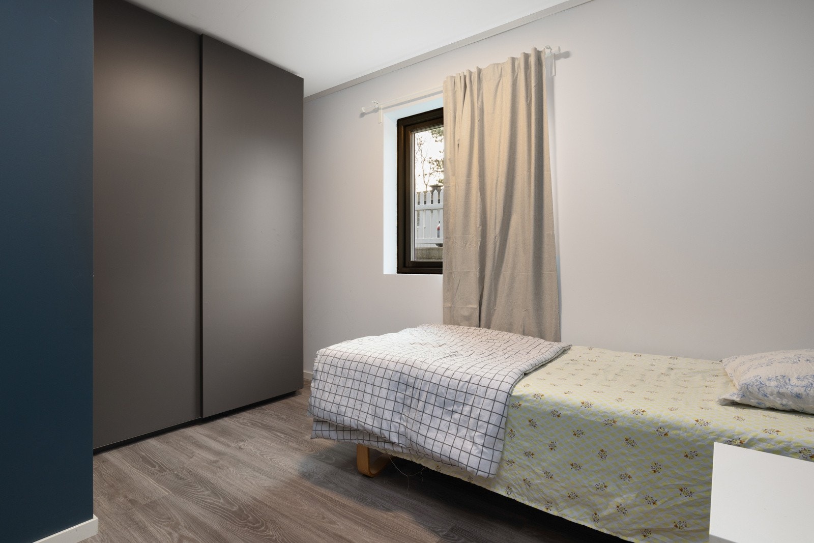 Lyst og moderne soverom med god garderobeplass. Galleribilde