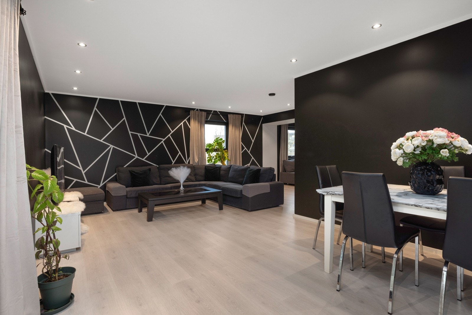 Åpen og romslig stue med flott soneinndeling. Galleribilde