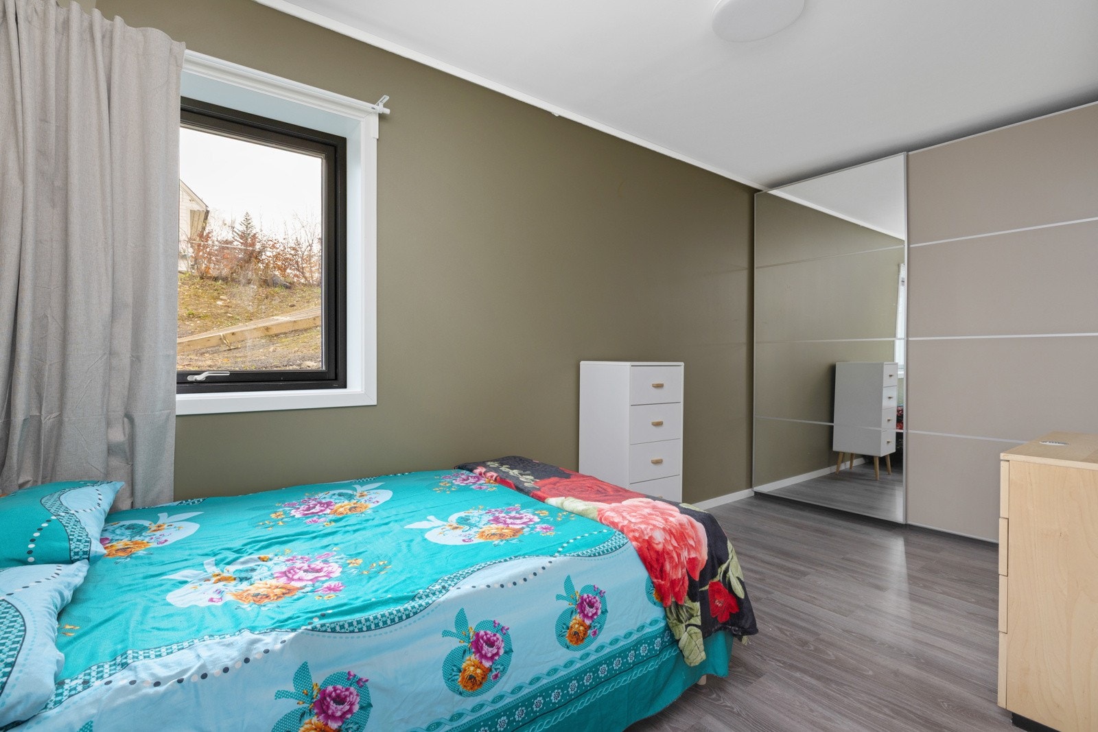 Romslig soverom med stor skyvedørsgarderobe - Utleie Galleribilde