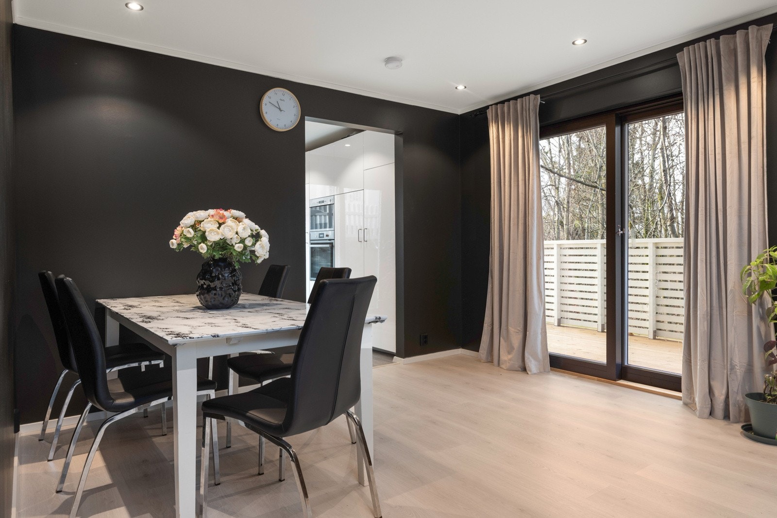 Lys og trivelig spiseplass med utgang til terrasse. Galleribilde