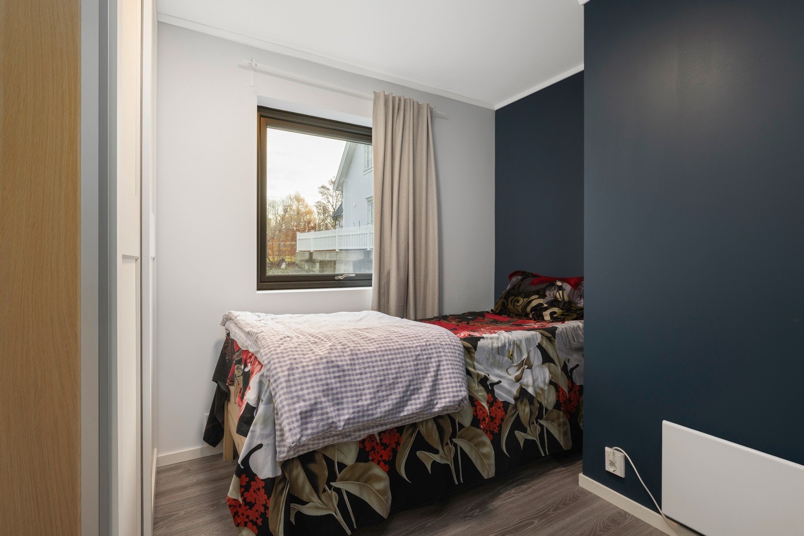 Koselig soverom med naturlig lysinnslipp. Galleribilde