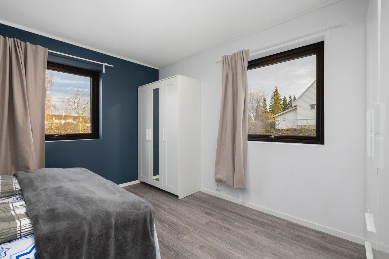 Lyst soverom med plass til både seng og oppbevaring. Galleribilde