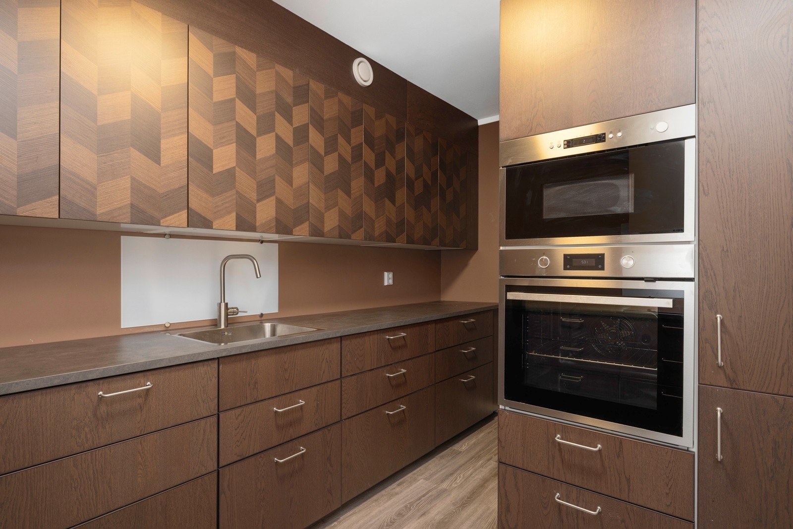 Praktisk kjøkkenløsning med god arbeidsflate - Utleie Galleribilde