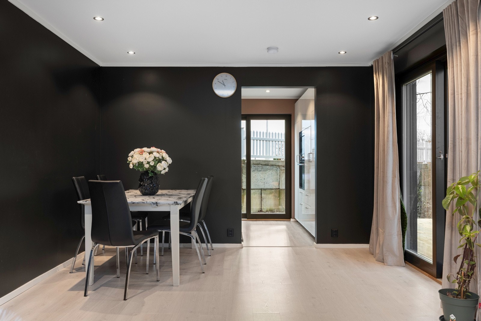 Spisestue med god plass og fint lysinnslipp. Galleribilde