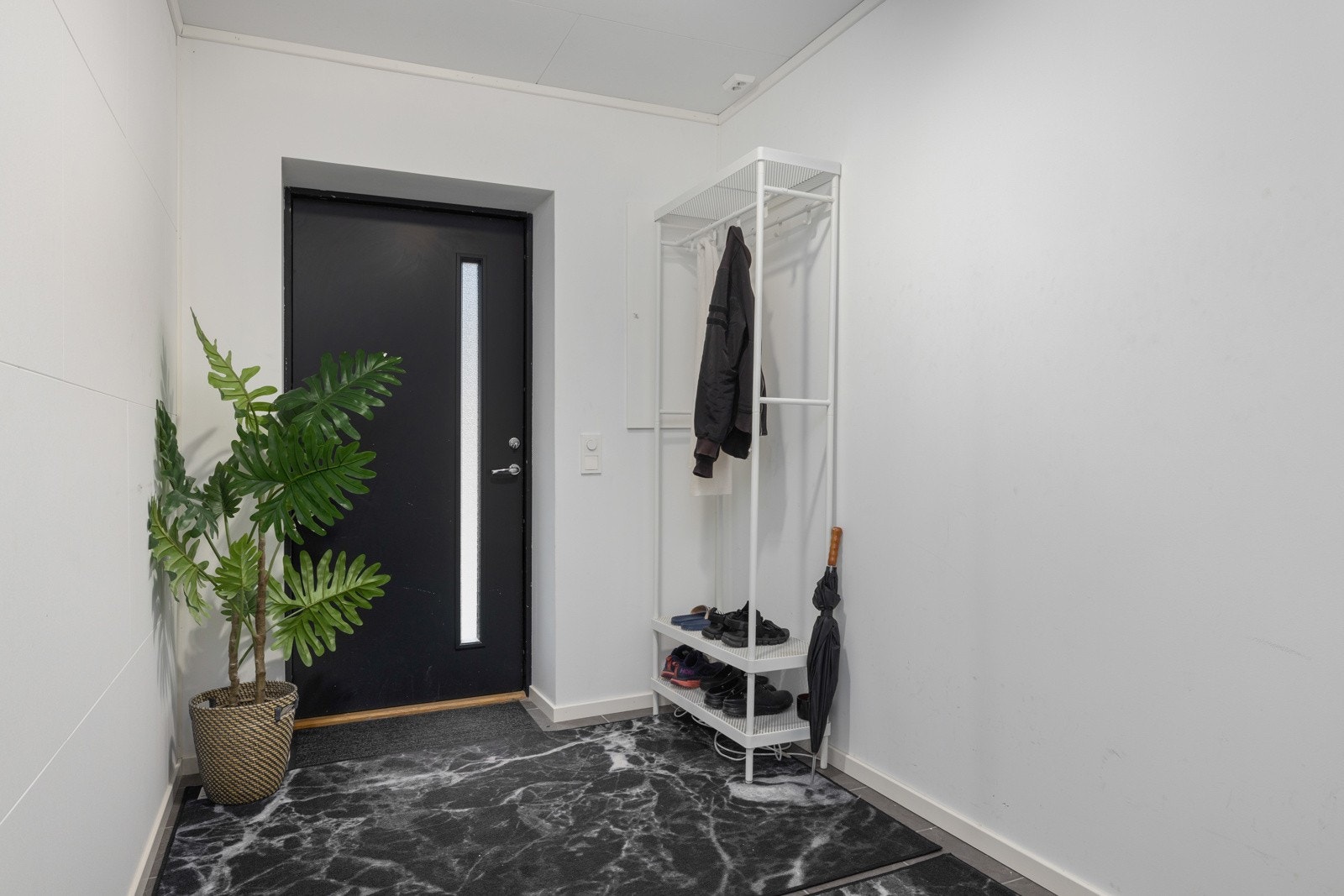 Romslig entré med praktisk oppbevaringsløsning. Galleribilde