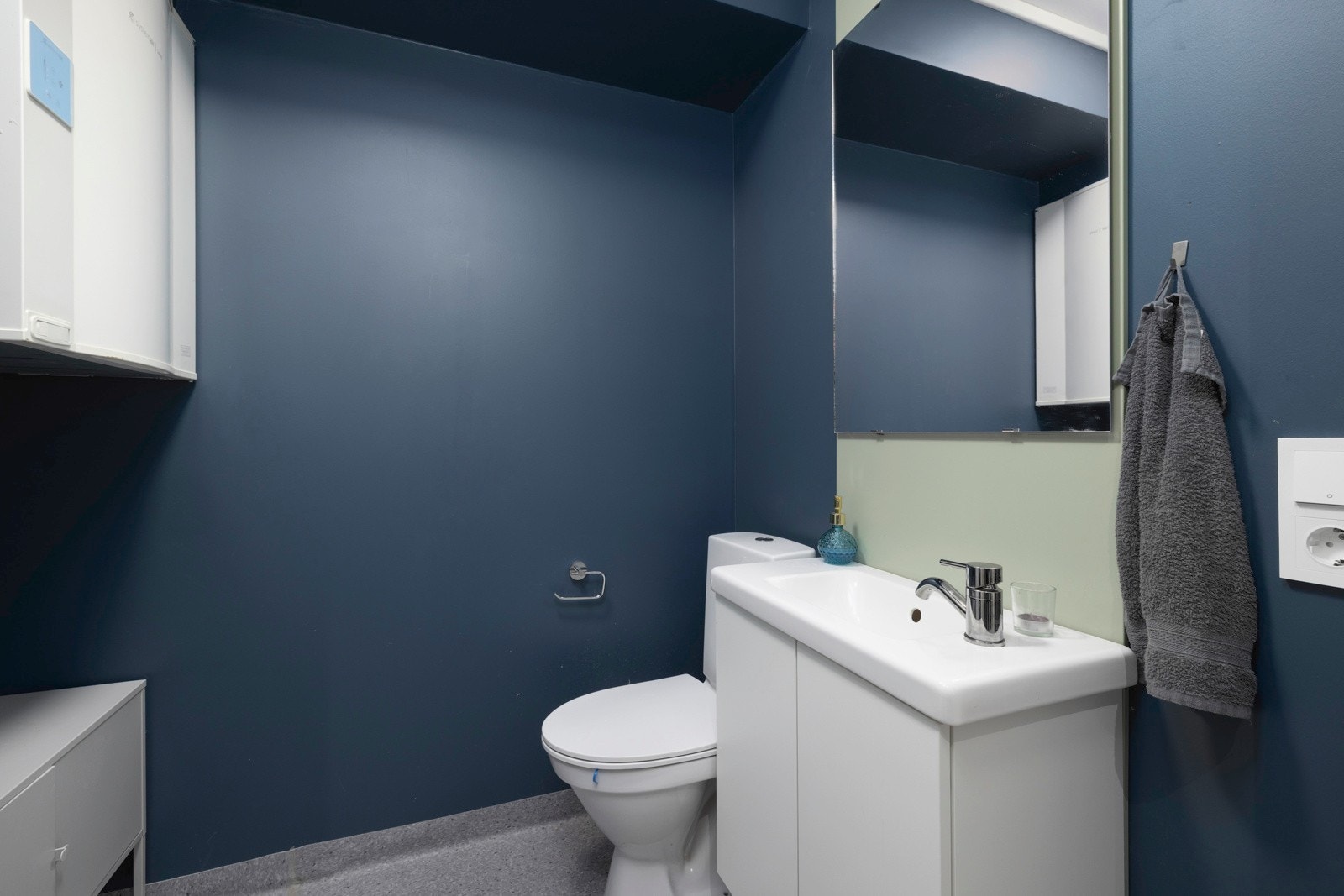 Praktisk toalett-rom med smart innredning. Galleribilde