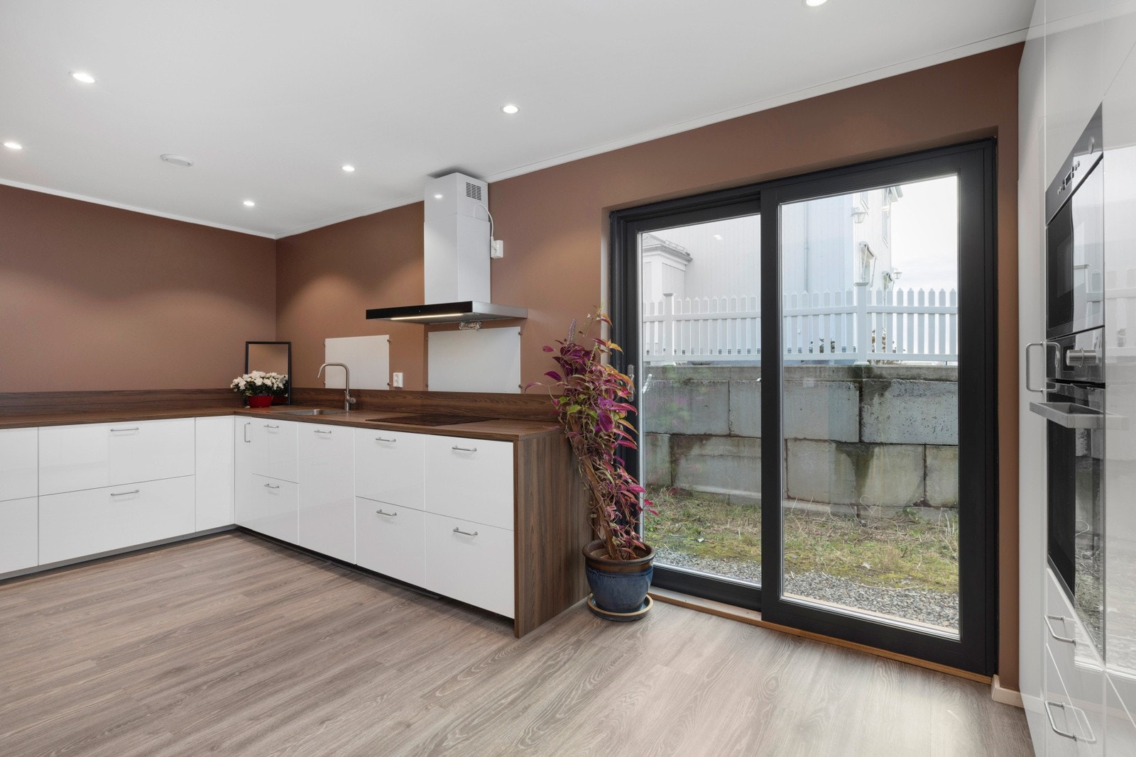 Moderne kjøkken med god benkeplass og direkte utgang. Galleribilde