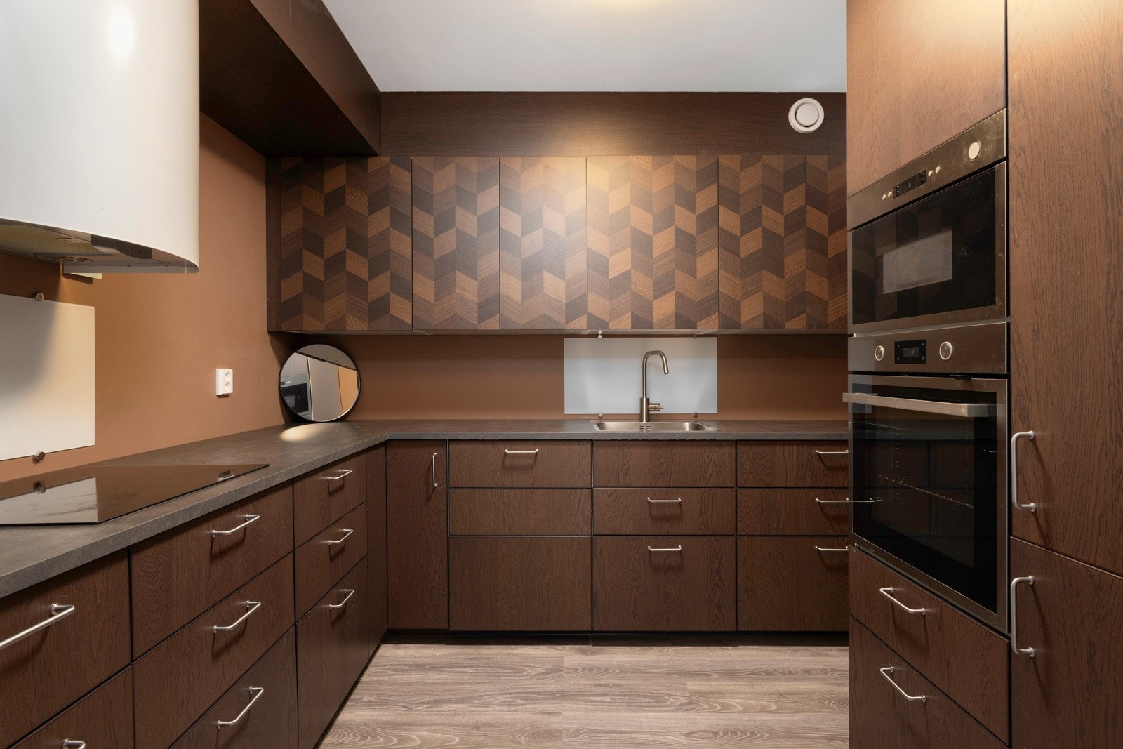 Moderne kjøkken med rikelig skapplass og integrerte hvitevarer- Utleie Galleribilde