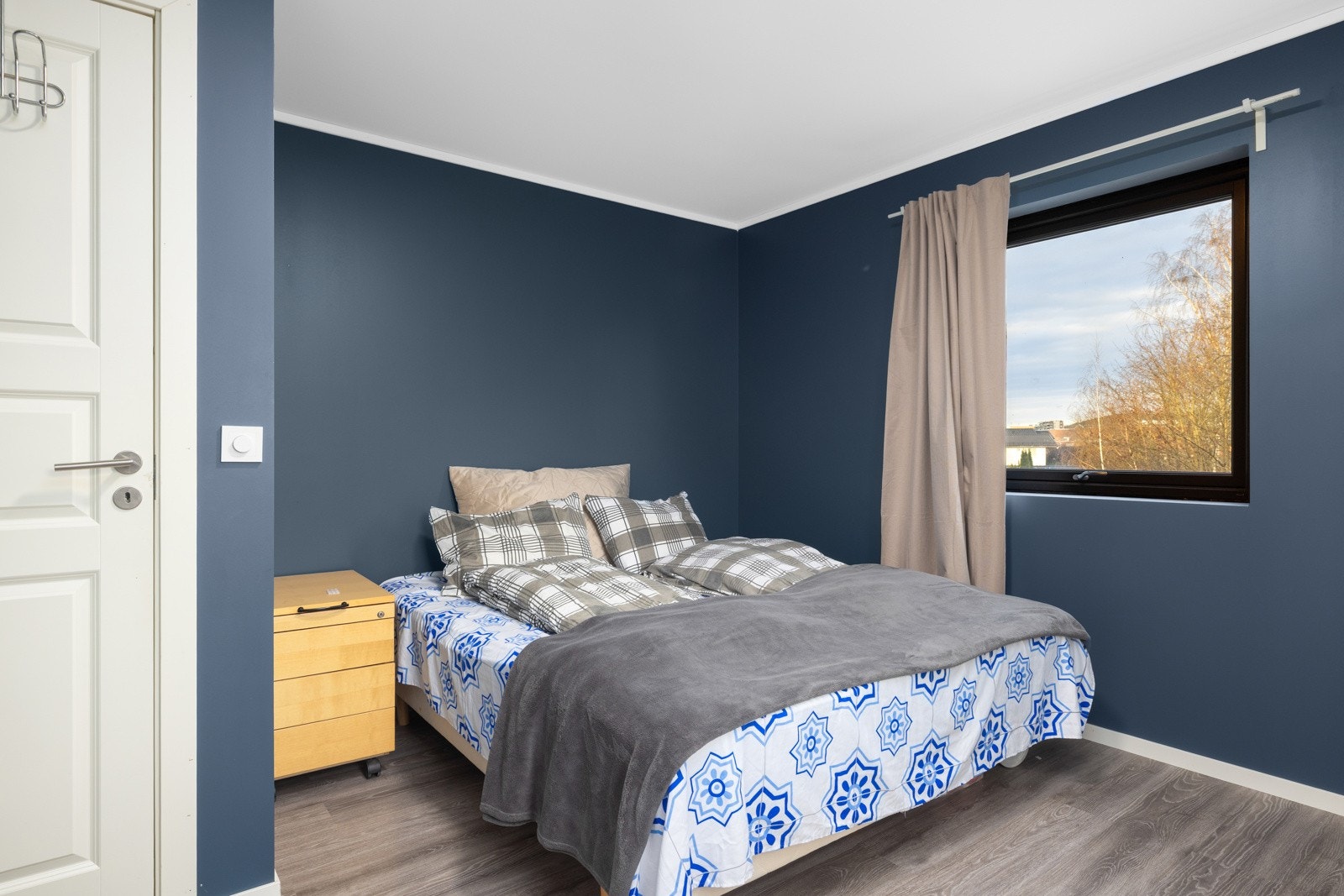 Romslig soverom med moderne uttrykk. Galleribilde