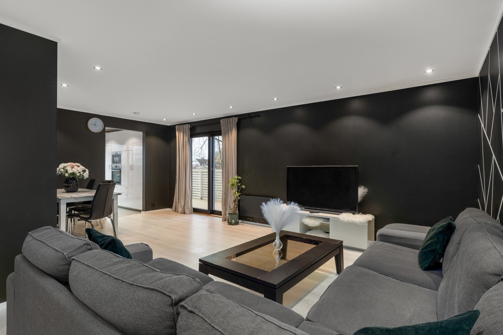 StueInnbydende stue med god plass til både sofagruppe og spisebord. Galleribilde