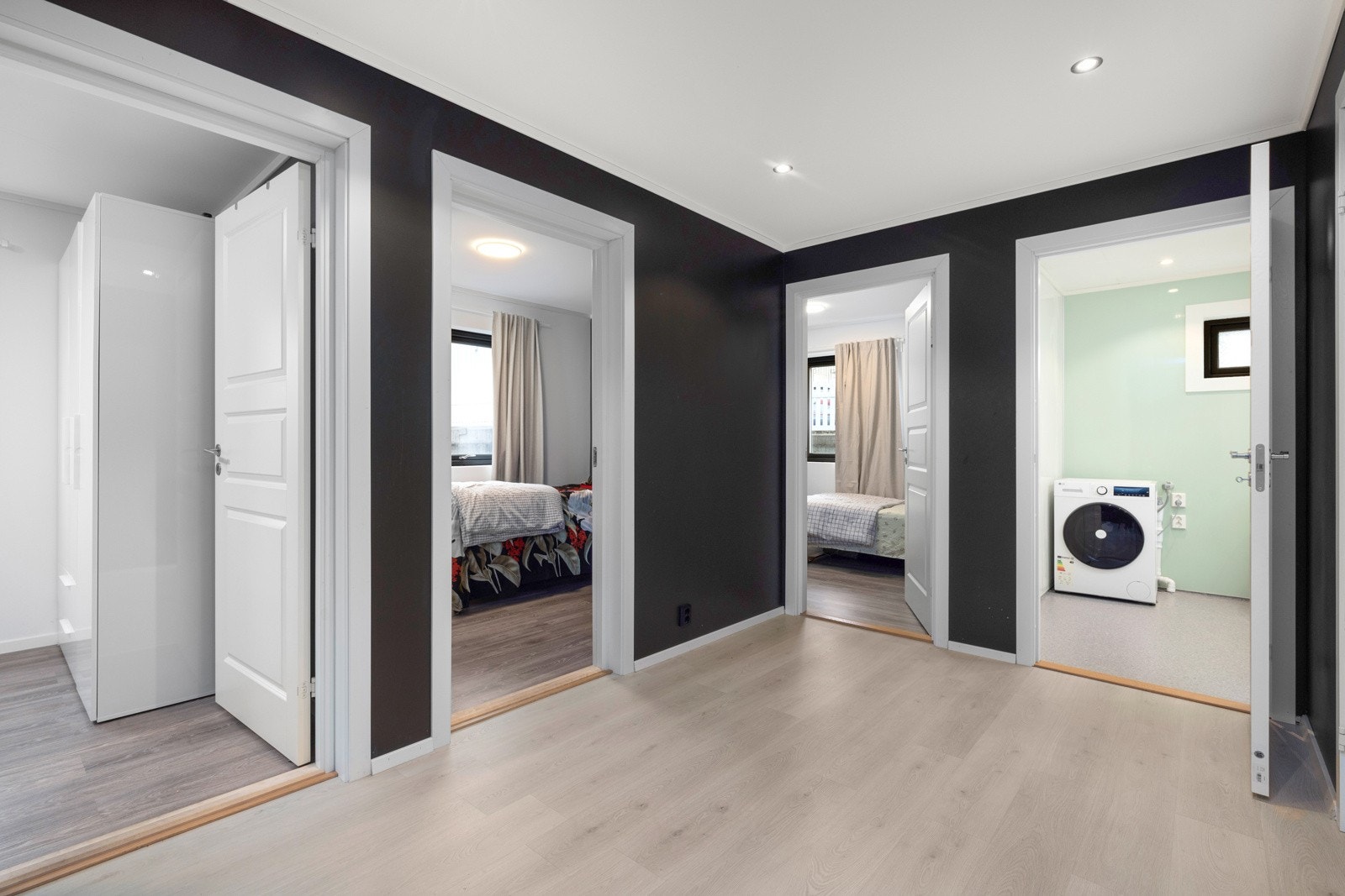 Romslig gang med adkomst til flere av boligens rom. Galleribilde