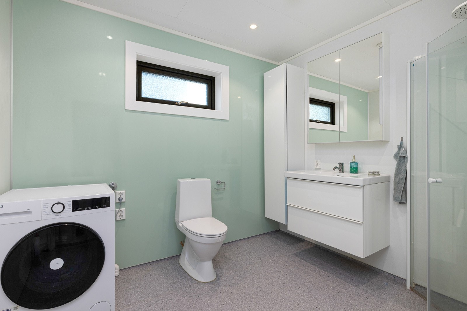 Moderne og romslig bad med lyse flater. Galleribilde