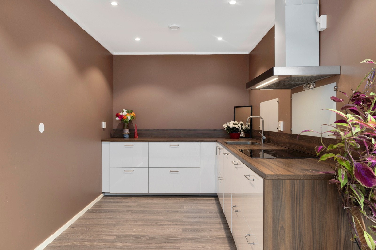 Moderne kjøkken med praktisk og effektiv utforming. Galleribilde