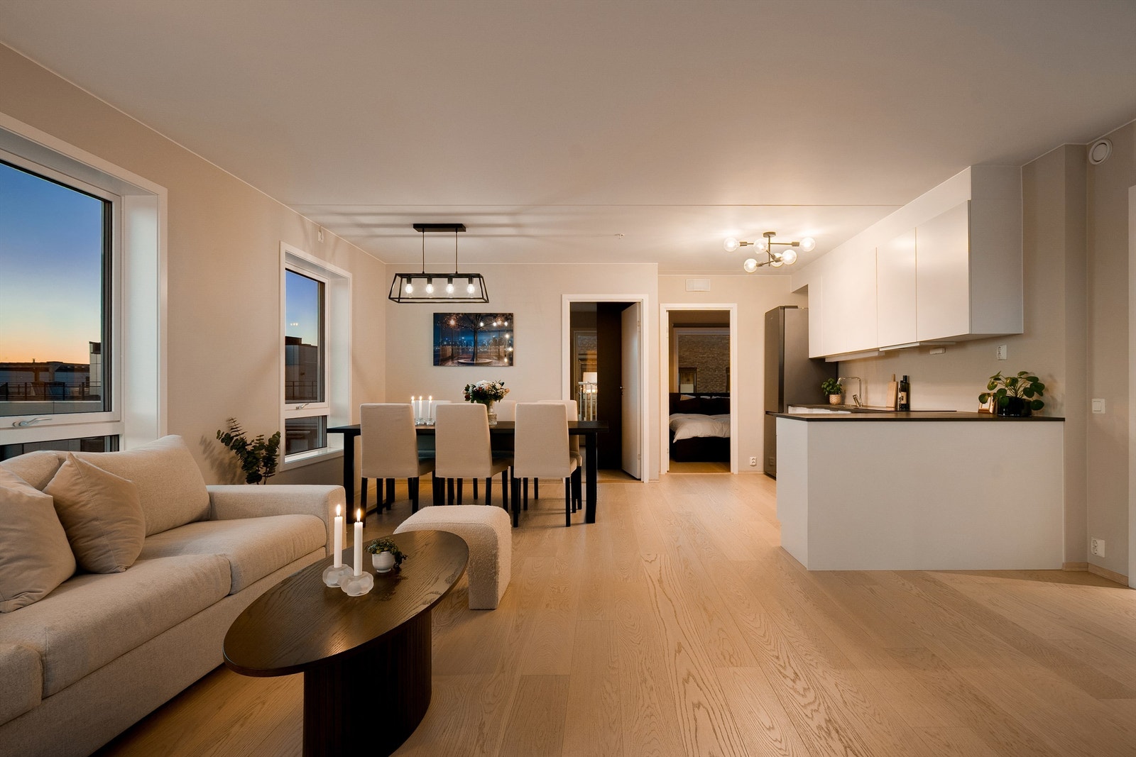 Med gjennomgående planløsning får man kveldsstemningen i alle rom. Galleribilde